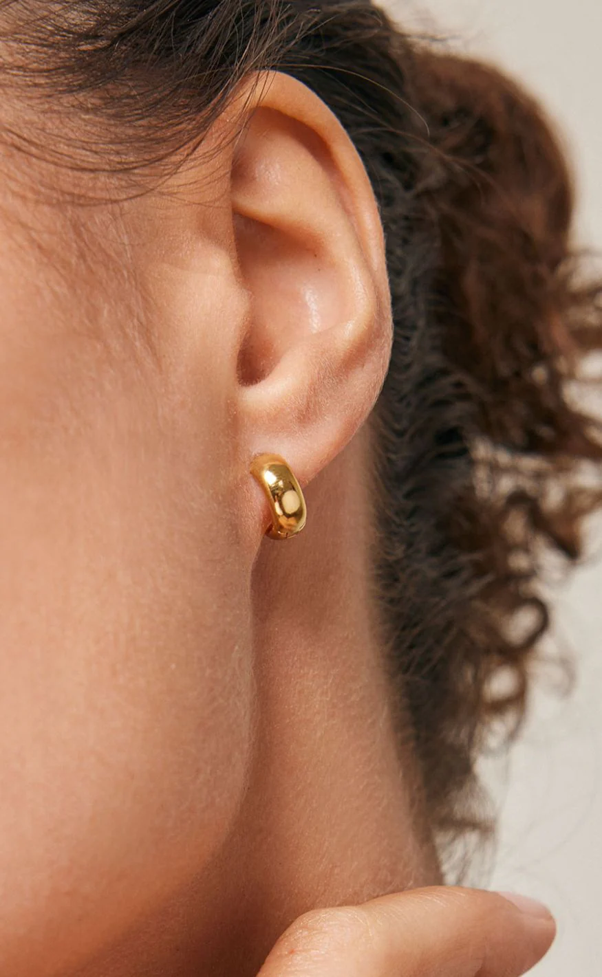 ENAMEL Copenhagen Øreinge - Classic Wide - Gold Colour - Image 3