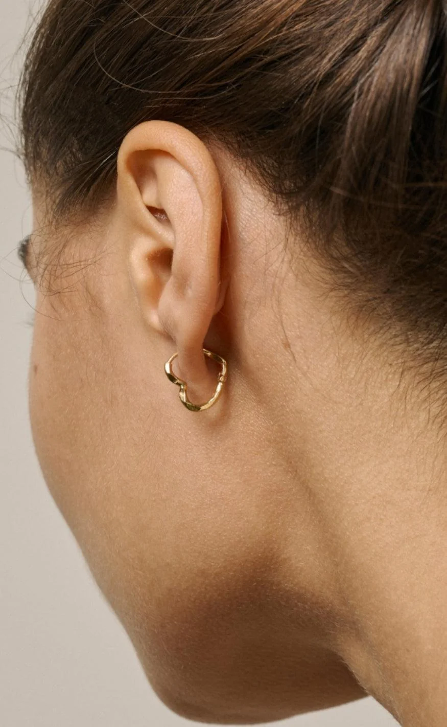 ENAMEL Copenhagen Øreringe - Organic Heart Small - Gold Colour - Image 3