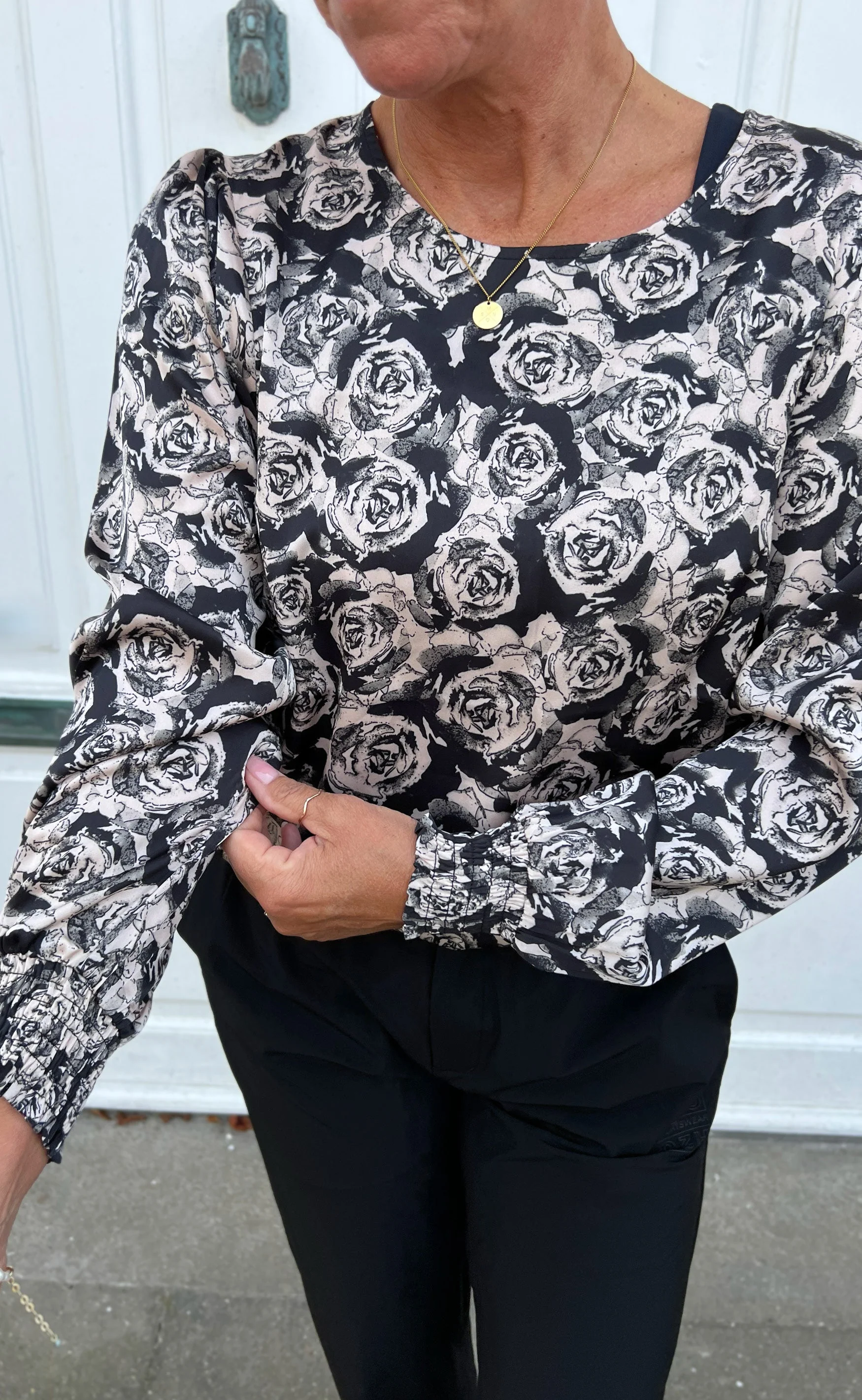 Say INA Copenhagen Bluse - Chili - Black Roses - Image 3