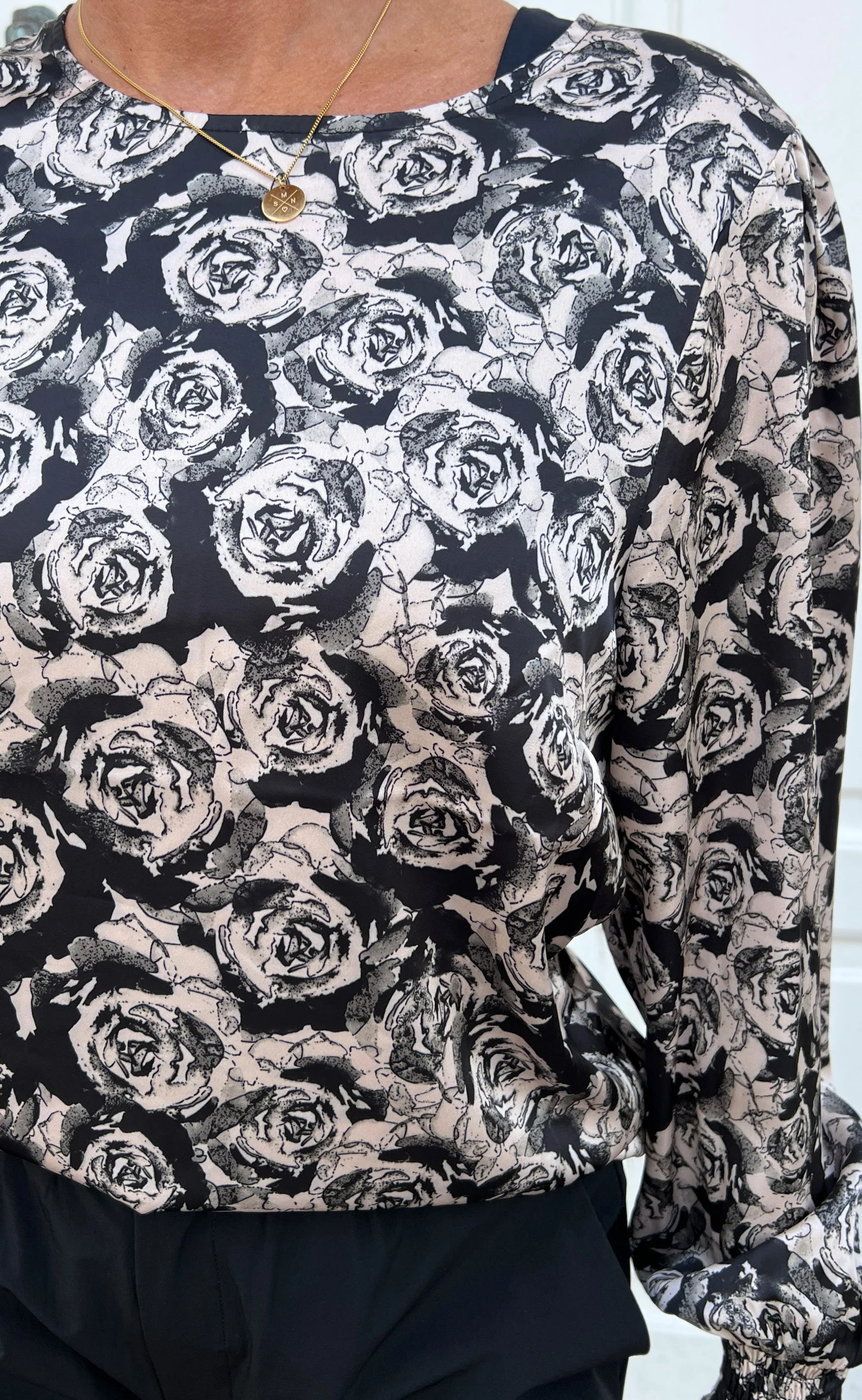 Say INA Copenhagen Bluse - Chili - Black Roses - Image 5