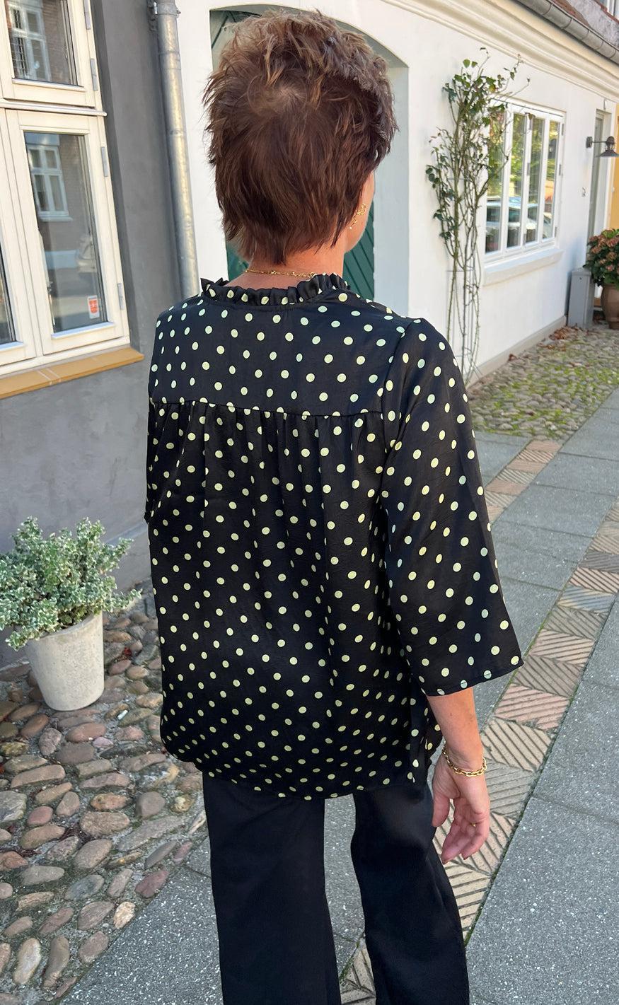 Say INA Copenhagen Bluse - Datia - Black W. Green Dots - Image 3