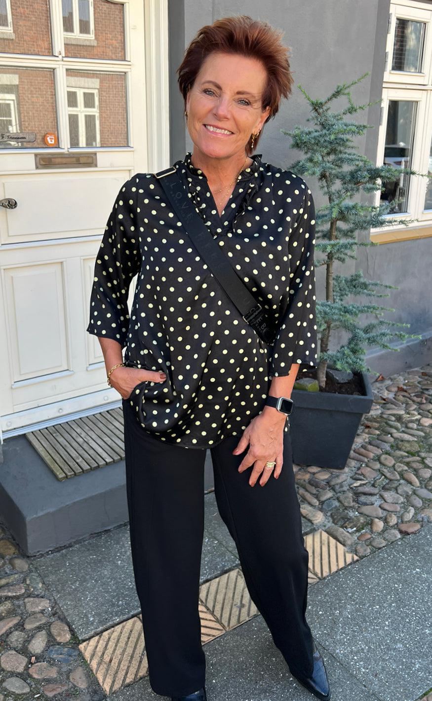 Say INA Copenhagen Bluse - Datia - Black W. Green Dots - Image 4