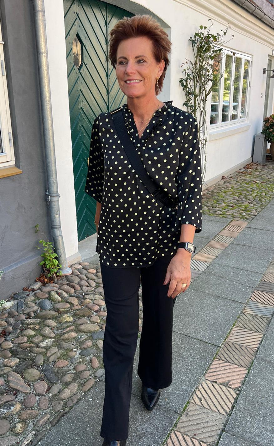 Say INA Copenhagen Bluse - Datia - Black W. Green Dots - Image 5
