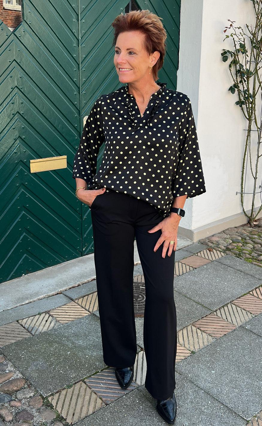 Say INA Copenhagen Bluse - Datia - Black W. Green Dots - Image 6