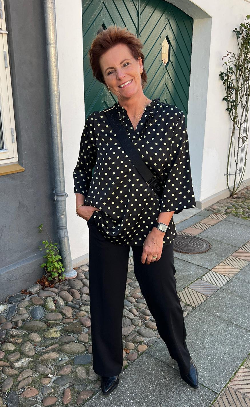 Say INA Copenhagen Bluse - Datia - Black W. Green Dots - Image 7