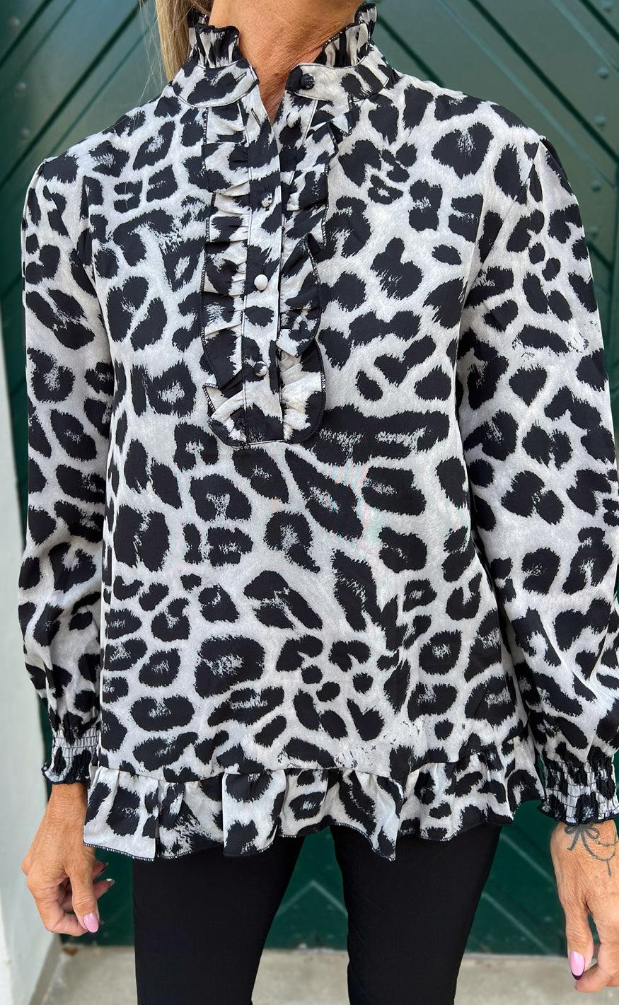 Say INA Copenhagen Bluse - Pia - Grey Leopard - Image 11