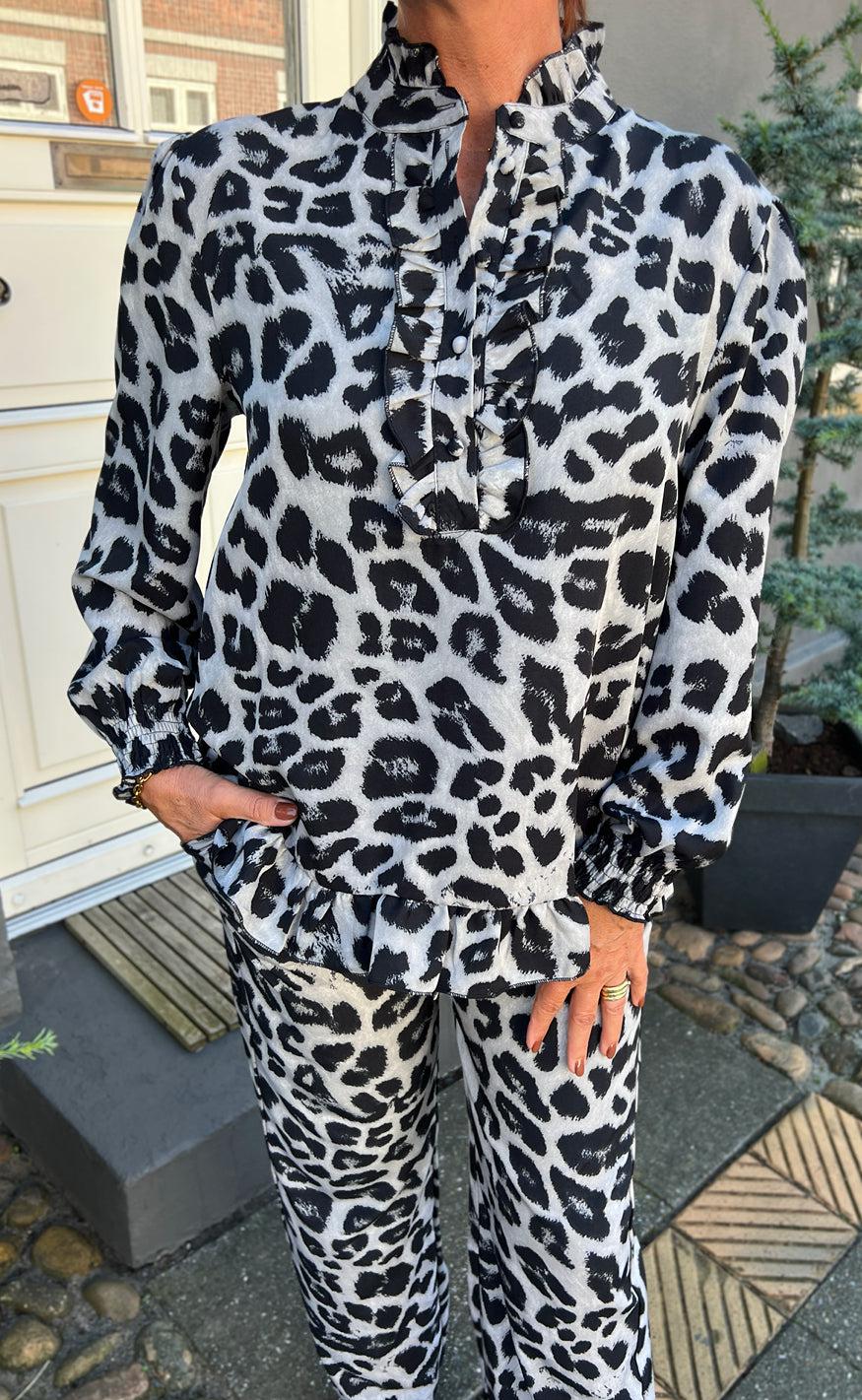 Say INA Copenhagen Bluse - Pia - Grey Leopard - Image 4