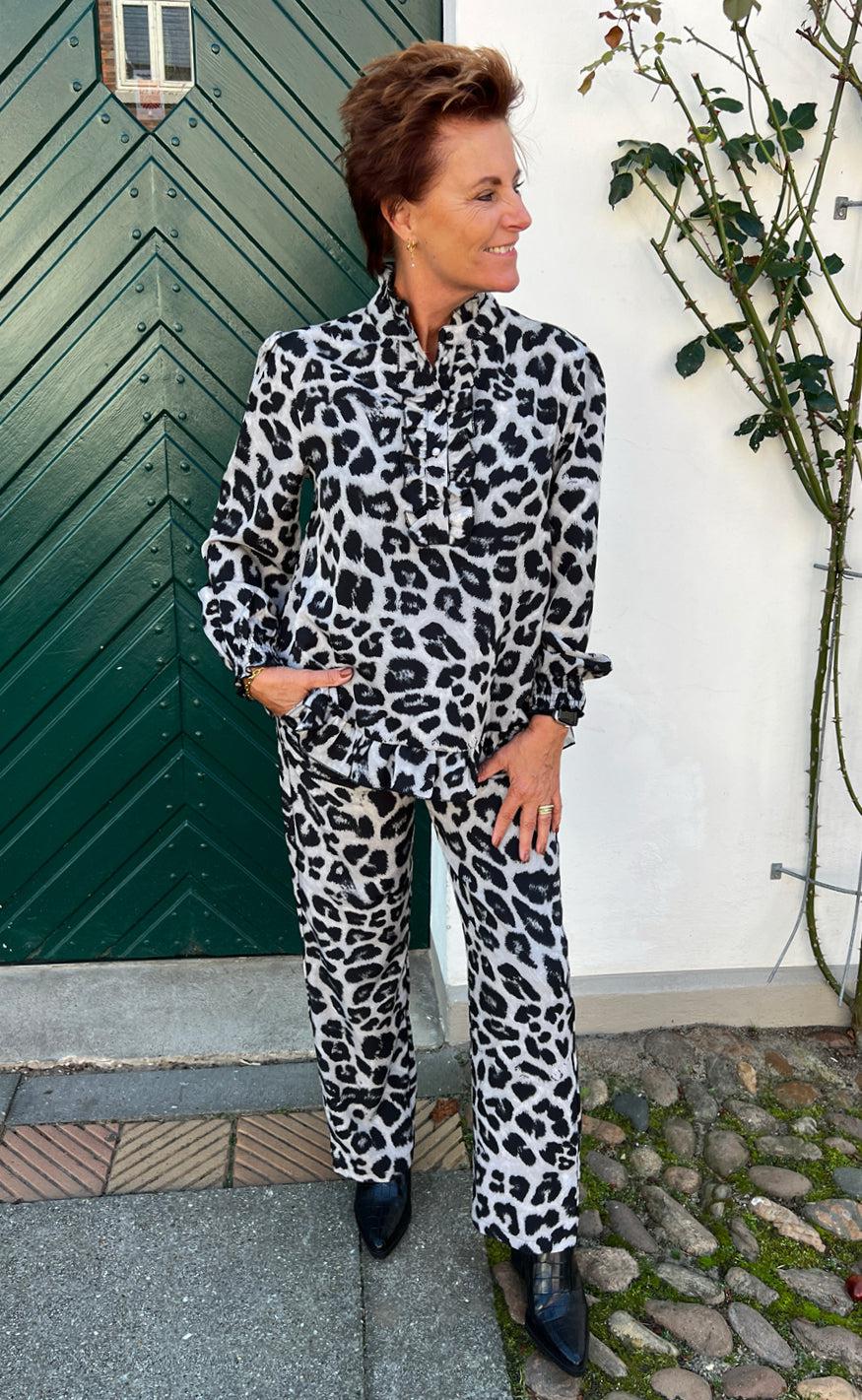 Say INA Copenhagen Bluse - Pia - Grey Leopard - Image 8