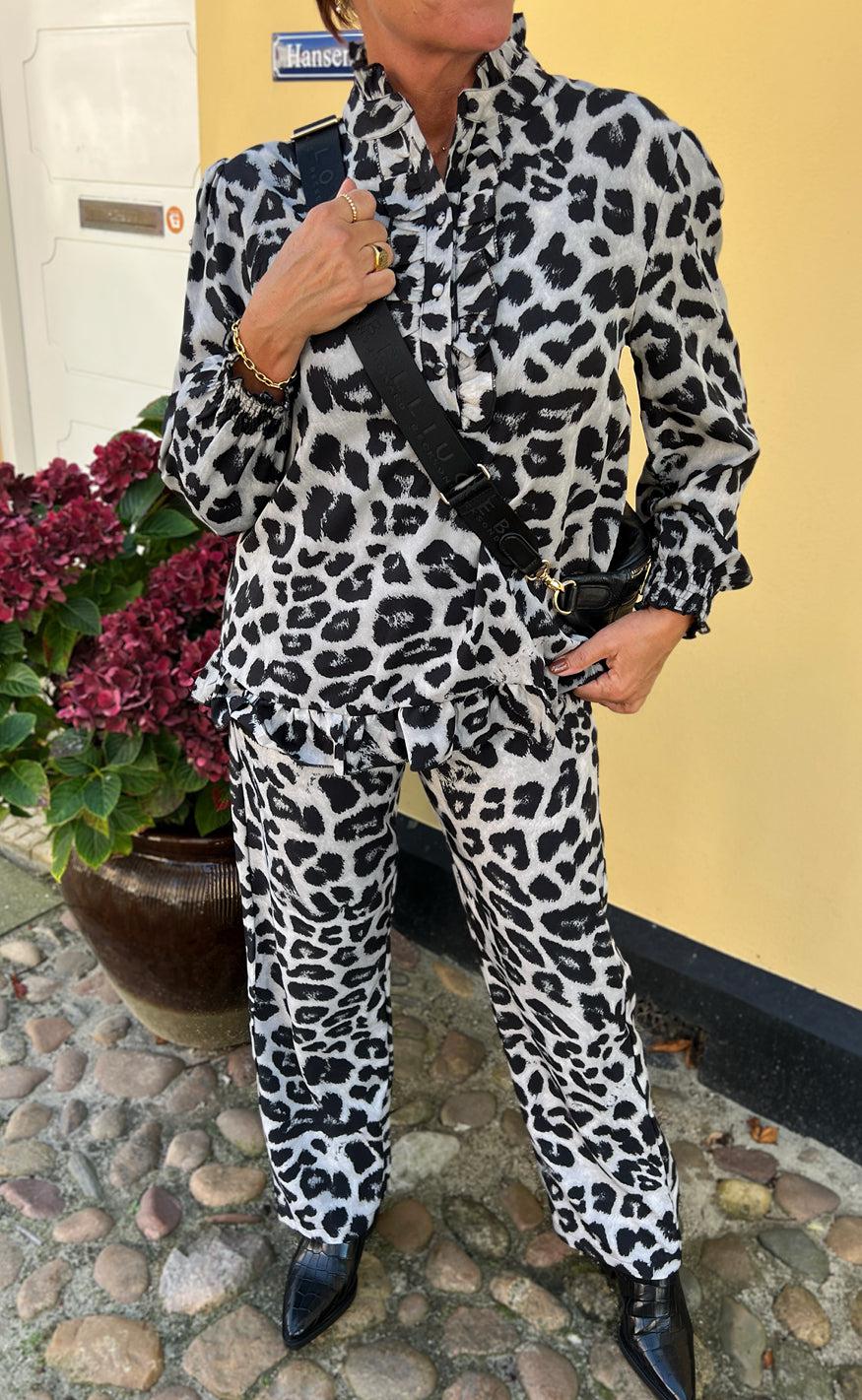 Say INA Copenhagen Bluse - Pia - Grey Leopard - Image 9