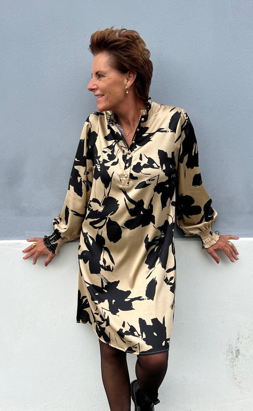 Say INA Copenhagen Kjole - Augusta - Camel / Black Flower - Image 2