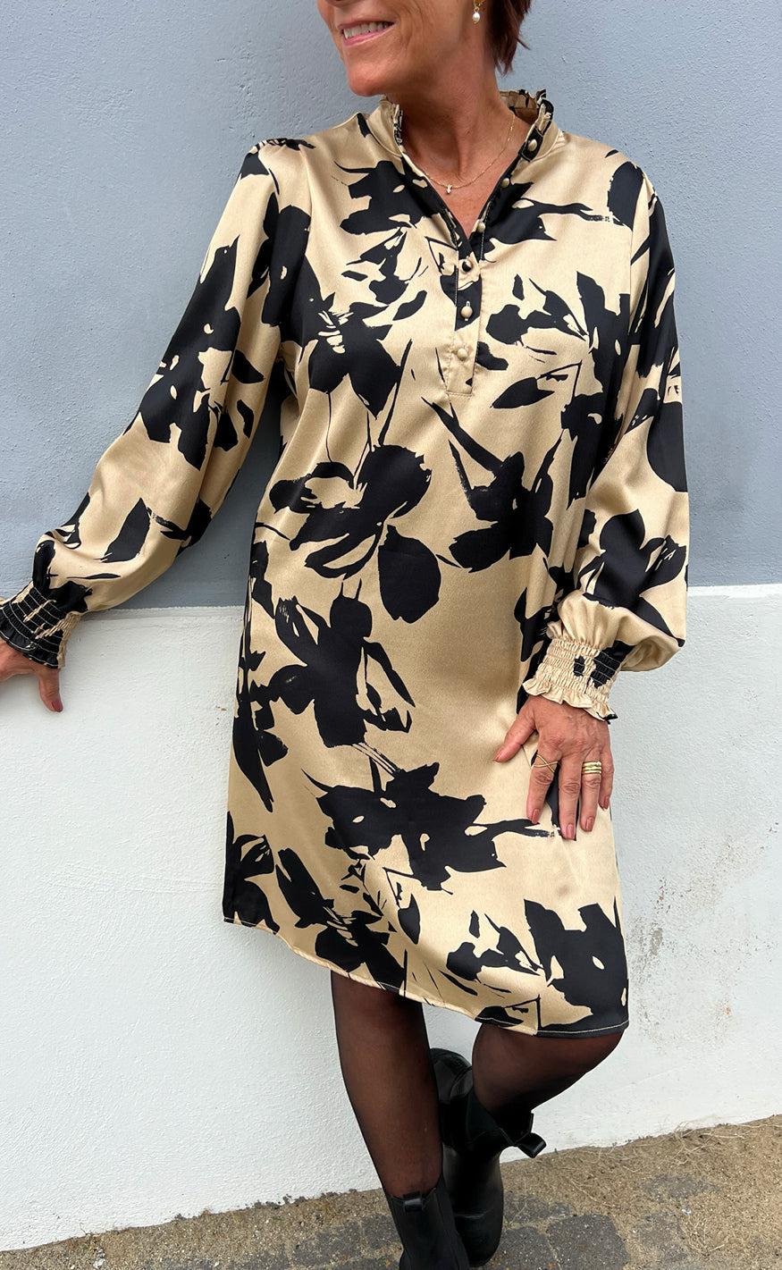 Say INA Copenhagen Kjole - Augusta - Camel / Black Flower - Image 3