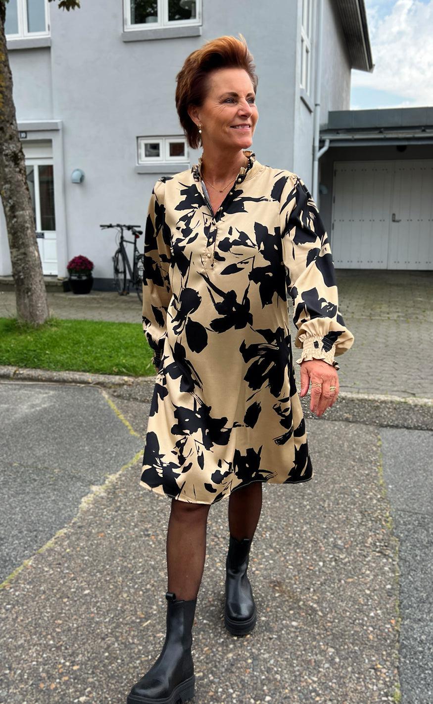 Say INA Copenhagen Kjole - Augusta - Camel / Black Flower - Image 4
