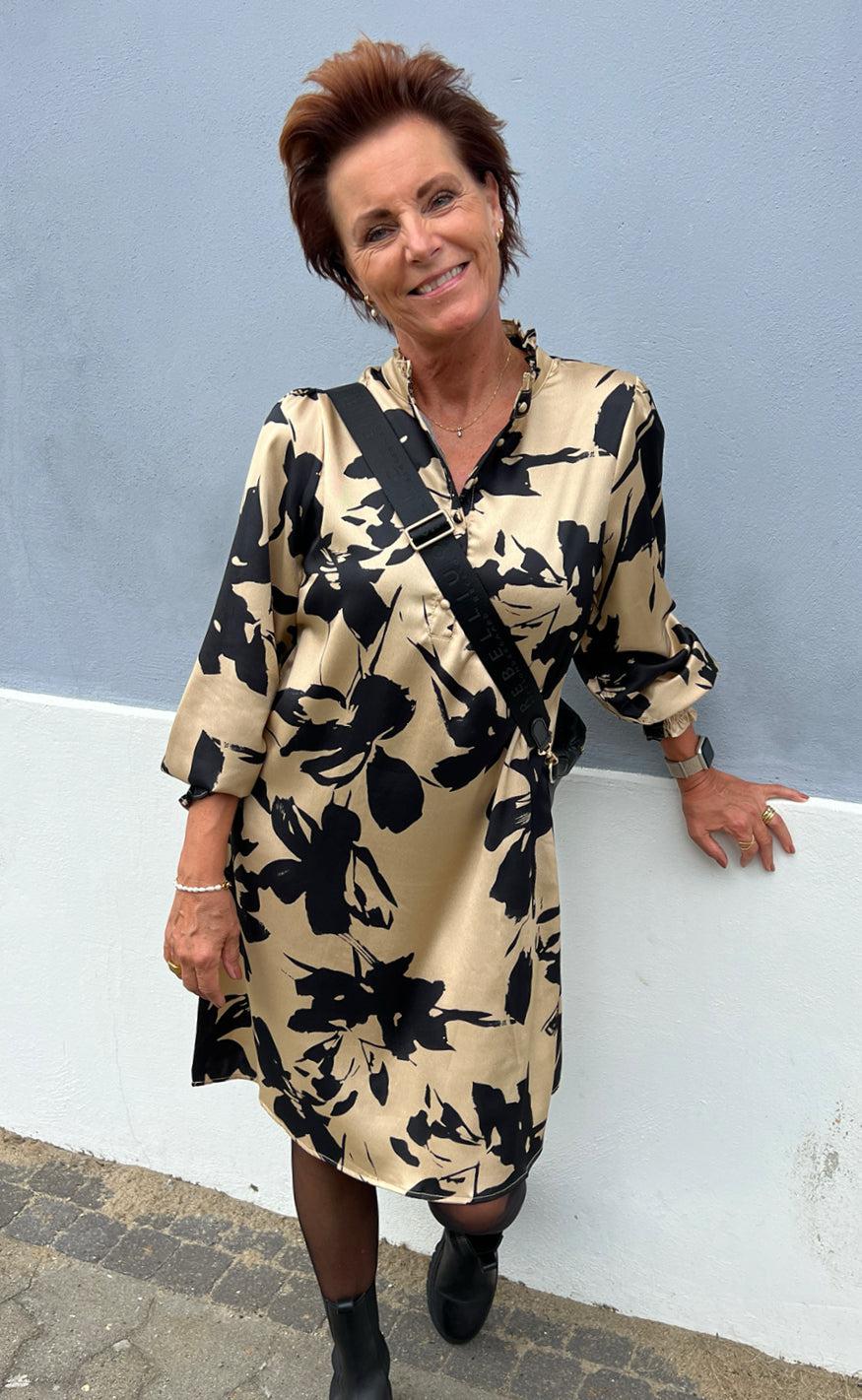 Say INA Copenhagen Kjole - Augusta - Camel / Black Flower - Image 5