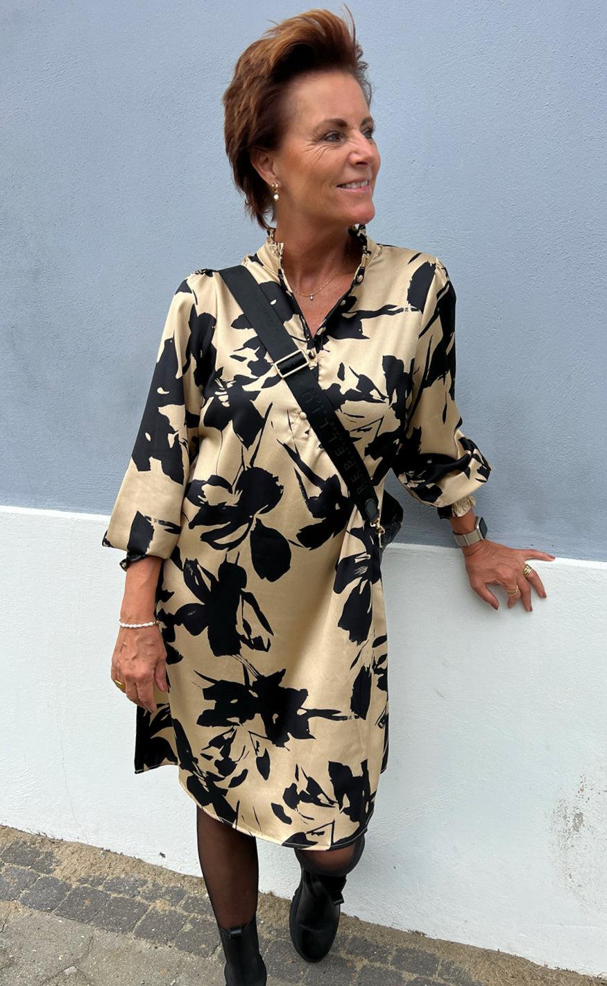 Say INA Copenhagen Kjole - Augusta - Camel / Black Flower - Image 6