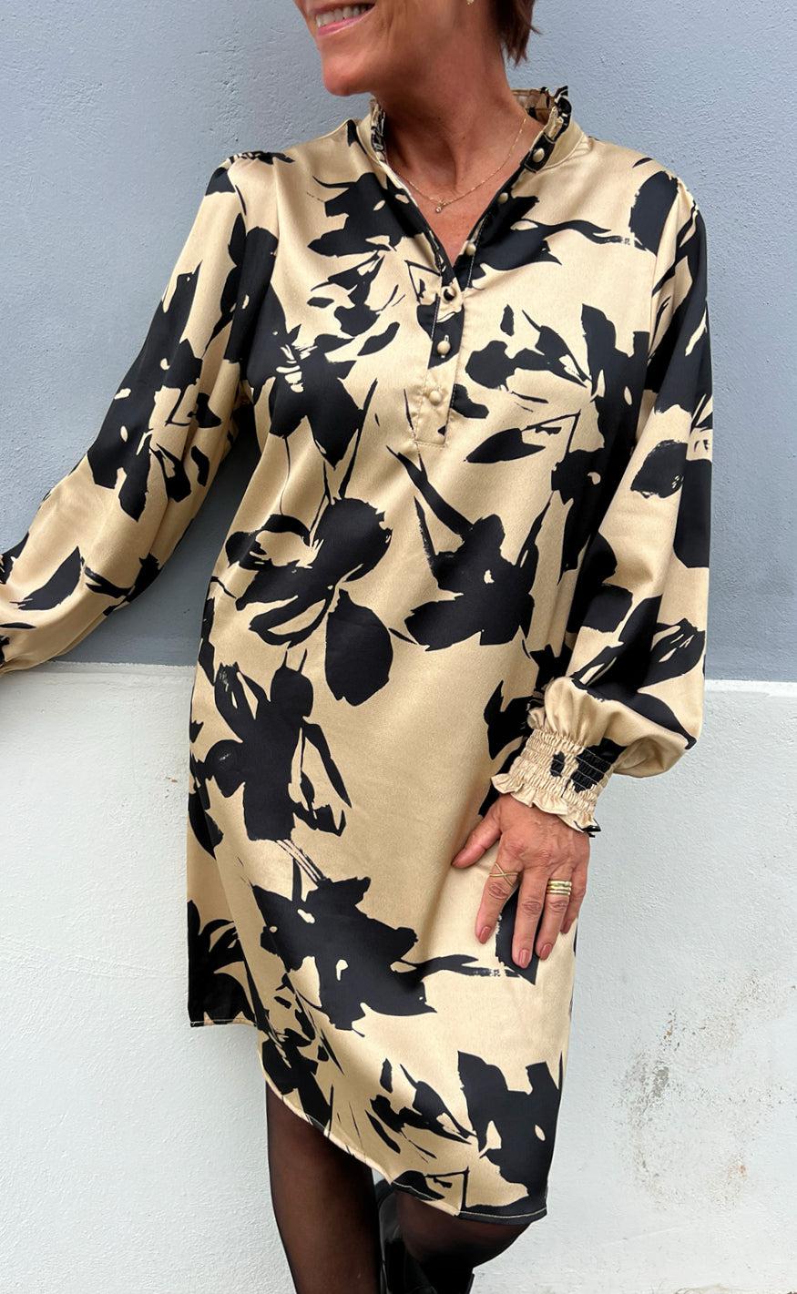 Say INA Copenhagen Kjole - Augusta - Camel / Black Flower - Image 7