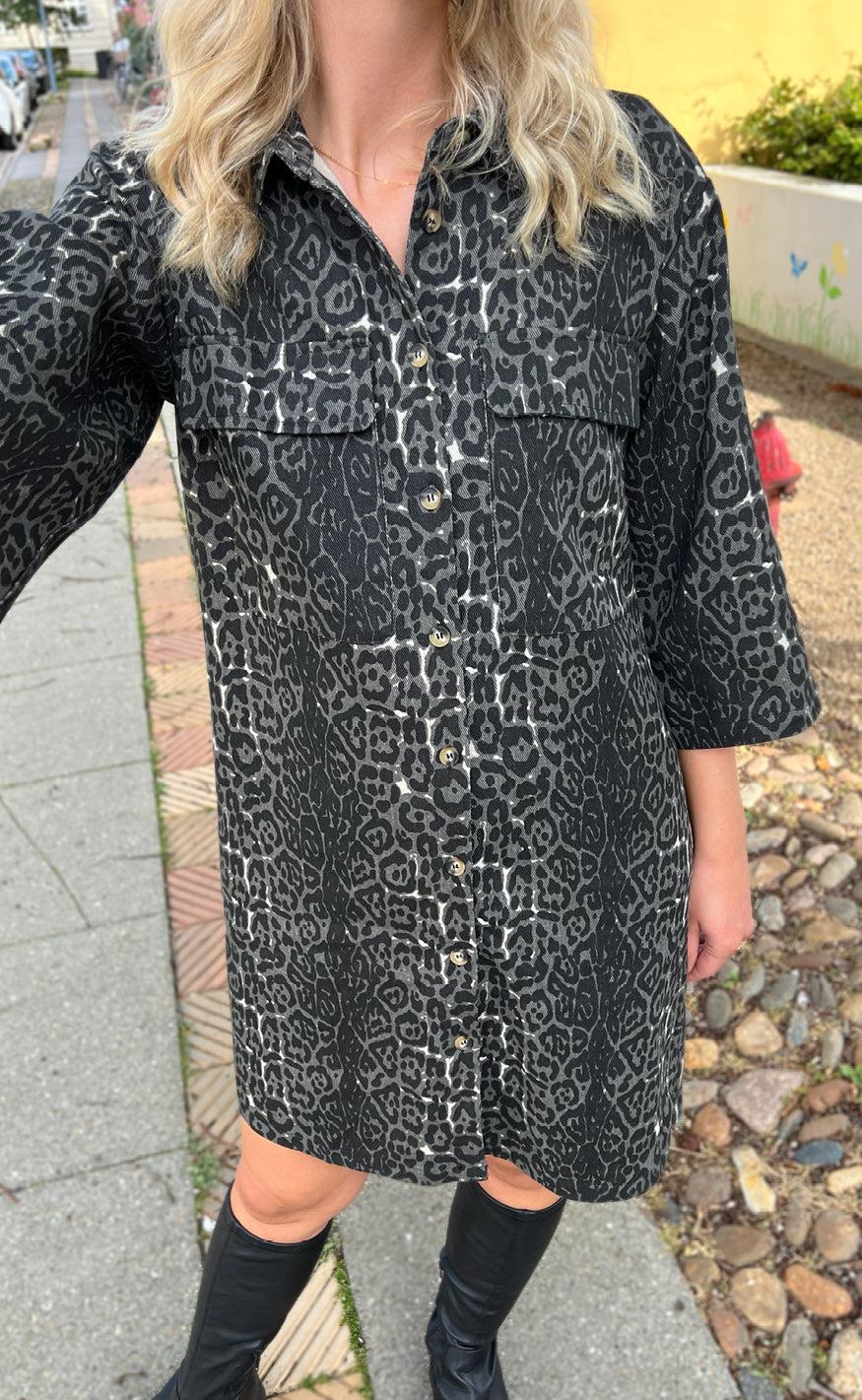 Say INA Copenhagen Kjole - Calla - Grey Leopard - Image 6