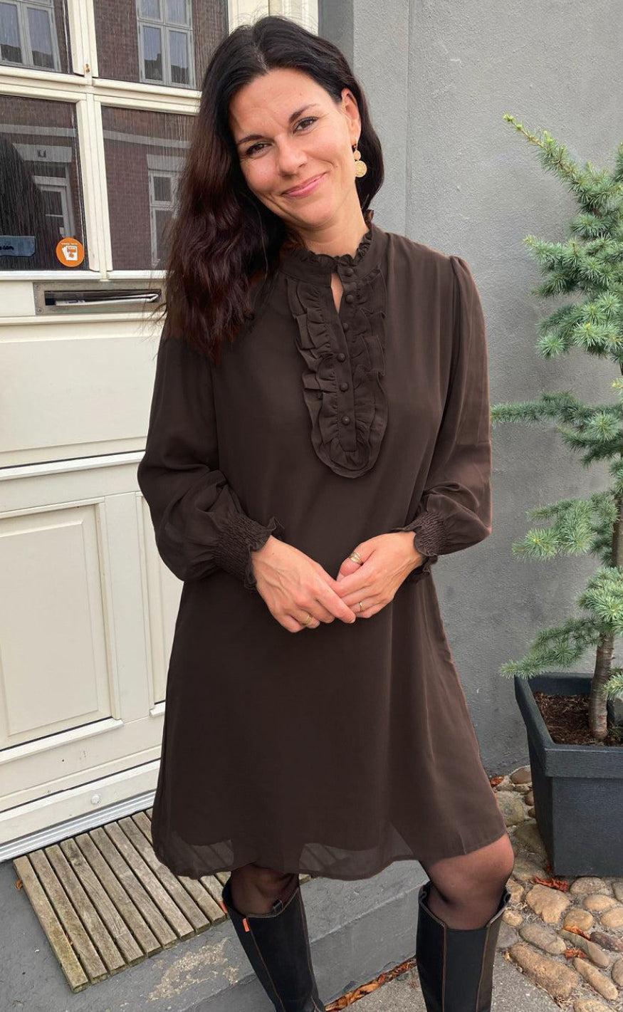 Say INA Copenhagen Kjole - Cami - Chocolate - Image 4