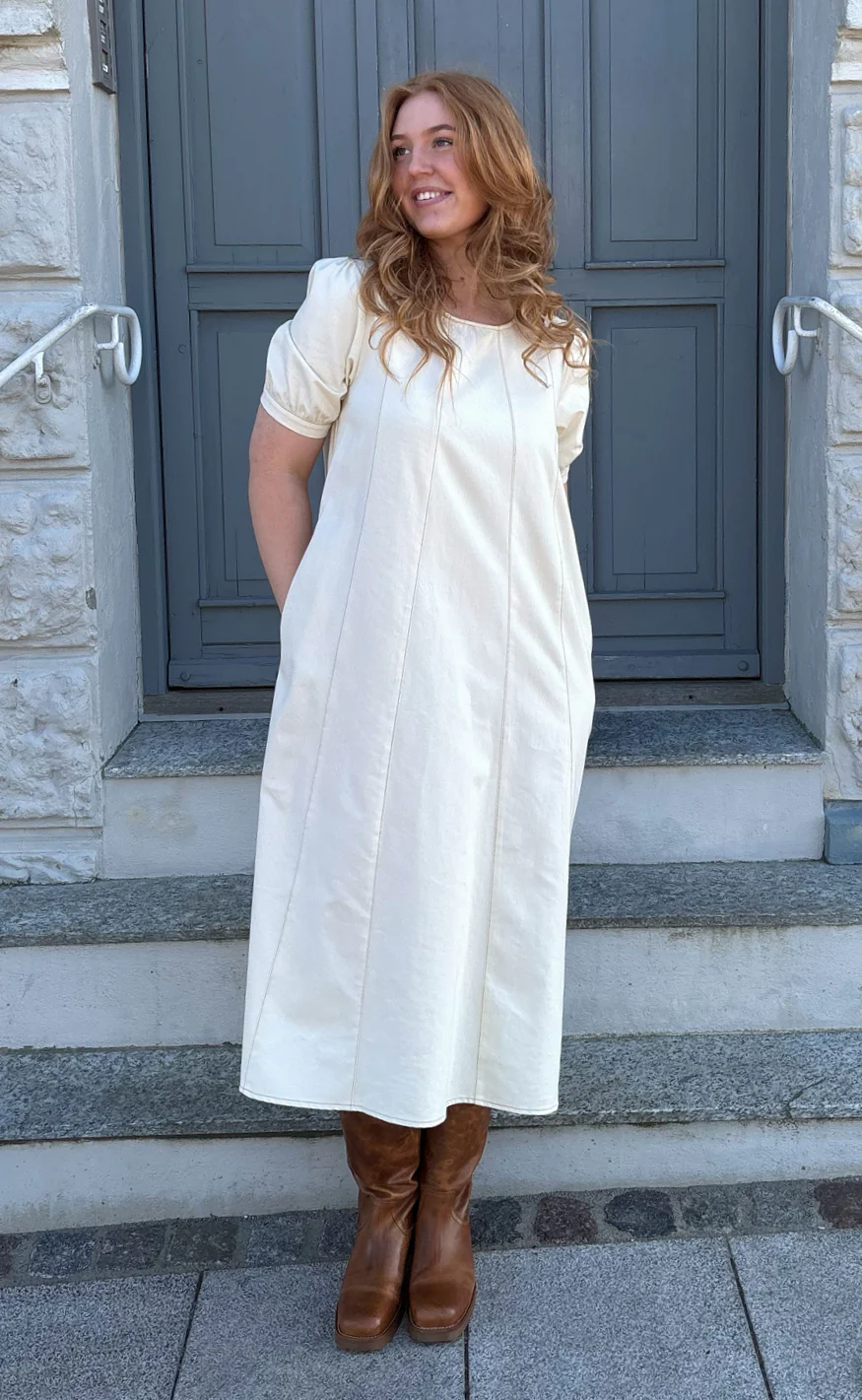 Say INA Copenhagen Kjole - Daniella Denim - Creme W. Brown Stitches - Image 4