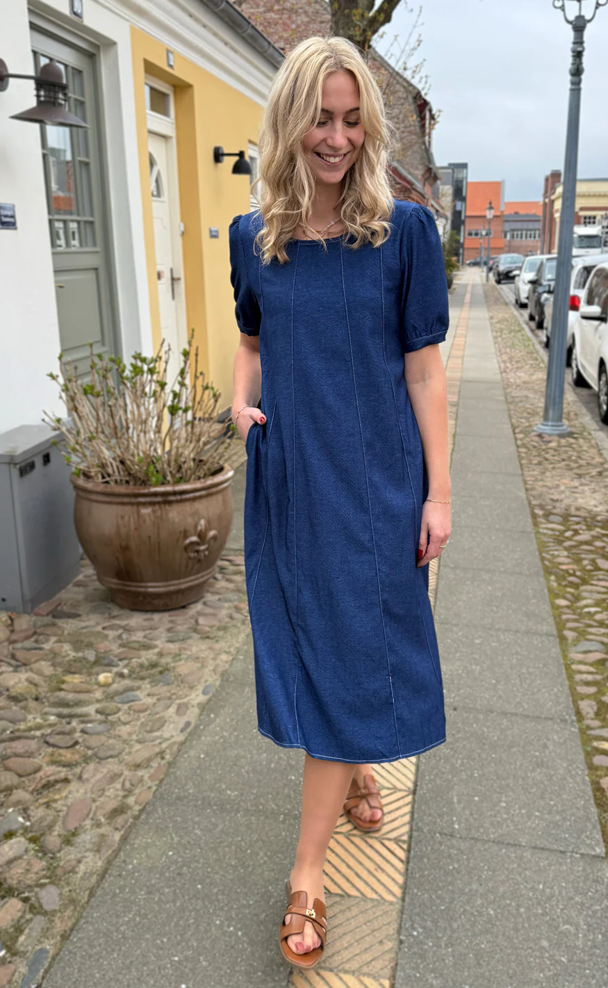 Say INA Copenhagen Kjole - Daniella Denim - Denim Blue W. White Stitches - Image 2