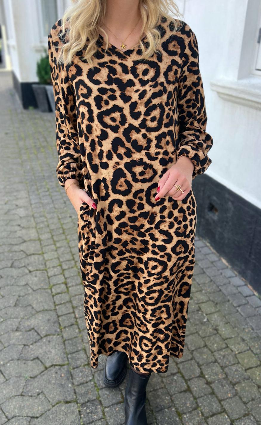Say INA Copenhagen Kjole - Lia Poplin - Leopard - Image 7