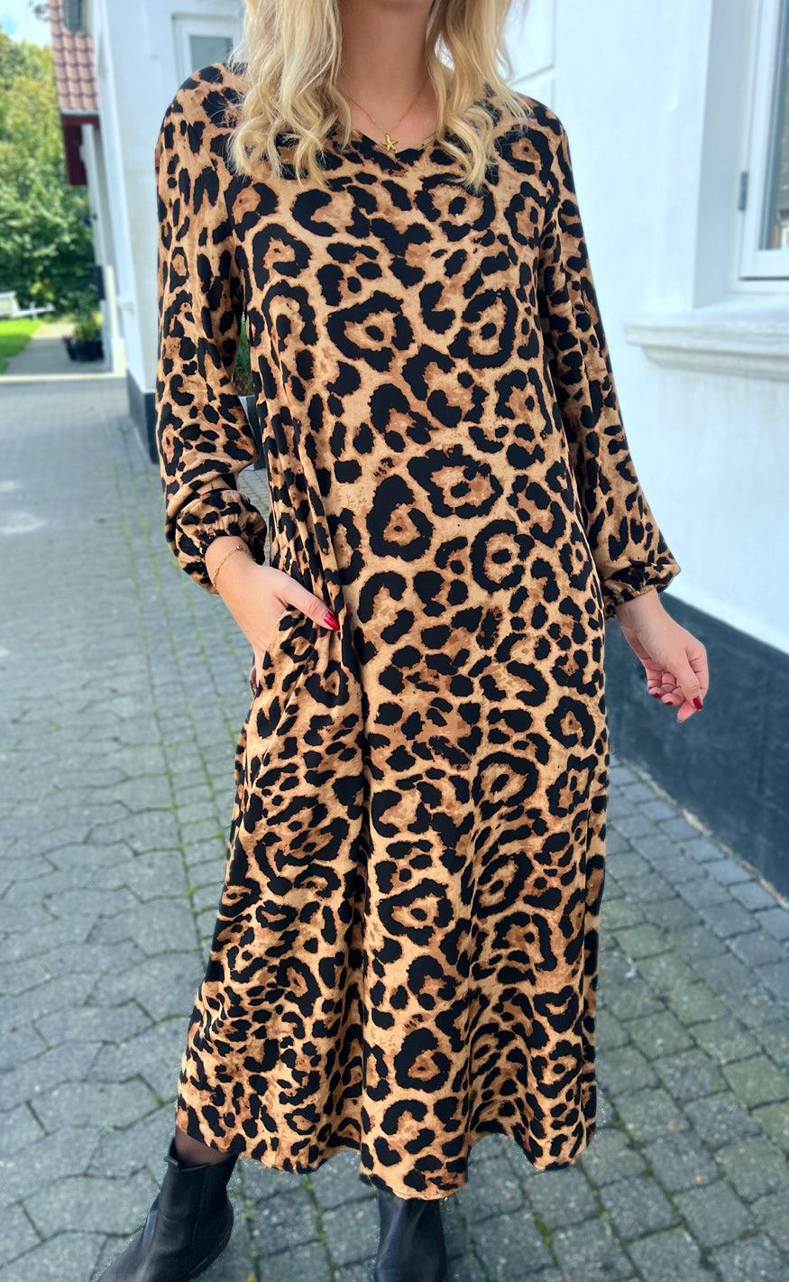 Say INA Copenhagen Kjole - Lia Poplin - Leopard - Image 8