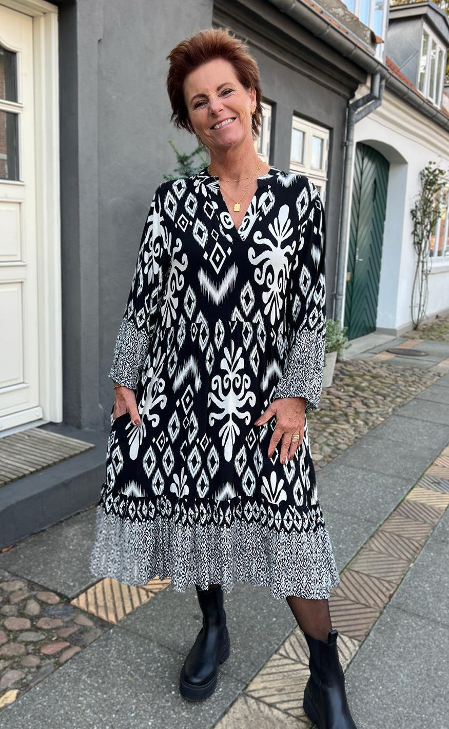 Say INA Copenhagen Kjole - Olinda - White / Black Paisley - Image 3