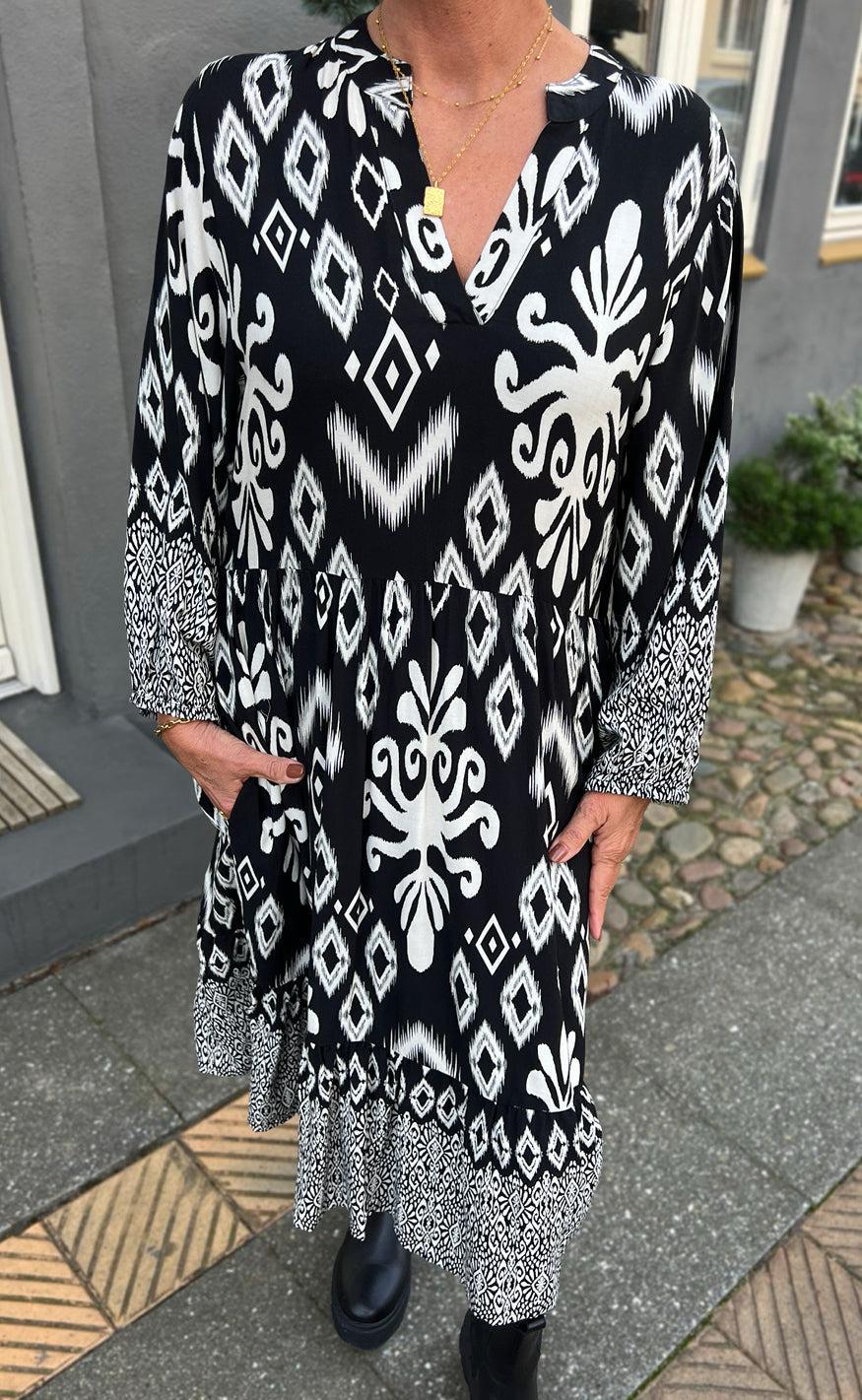 Say INA Copenhagen Kjole - Olinda - White / Black Paisley - Image 4