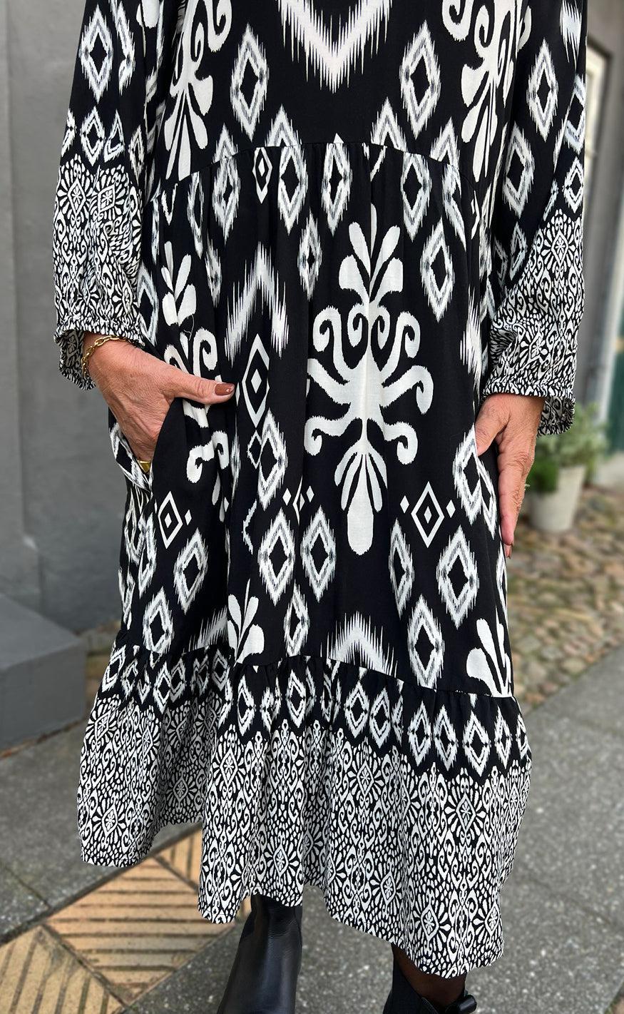 Say INA Copenhagen Kjole - Olinda - White / Black Paisley - Image 5
