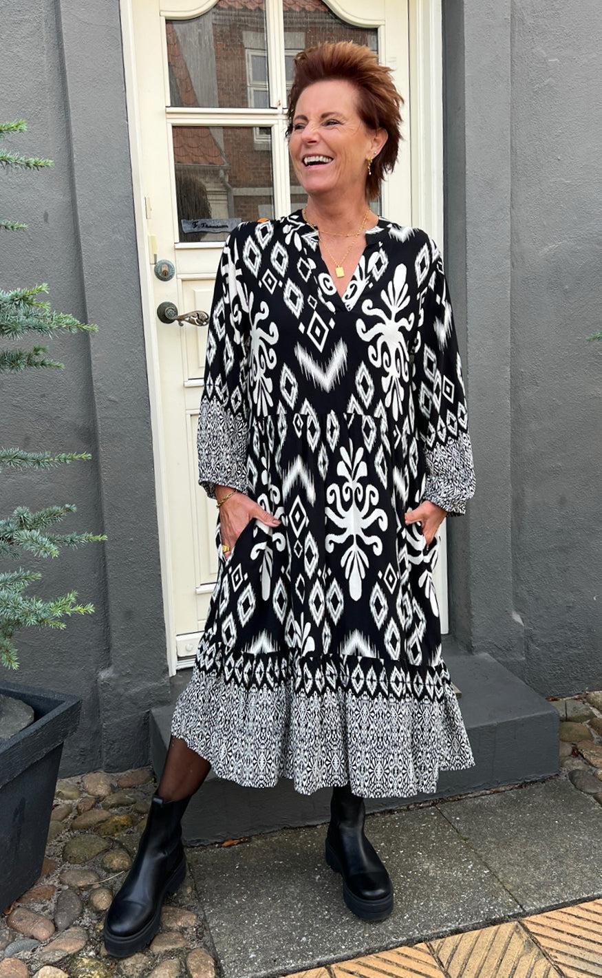 Say INA Copenhagen Kjole - Olinda - White / Black Paisley - Image 6