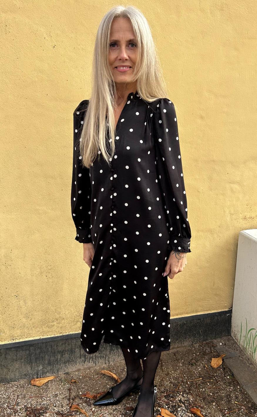 Say INA Copenhagen Kjole - Tiki - Black W. White Dots - Image 2