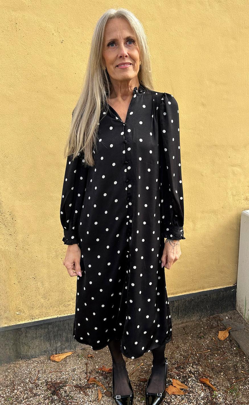 Say INA Copenhagen Kjole - Tiki - Black W. White Dots - Image 5
