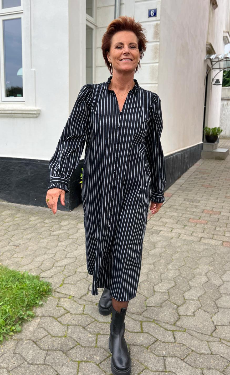 Say INA Copenhagen Kjole - Tiki - Black W. White Stripes - Image 10