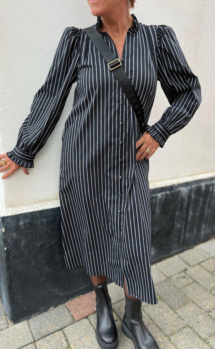 Say INA Copenhagen Kjole - Tiki - Black W. White Stripes - Image 3