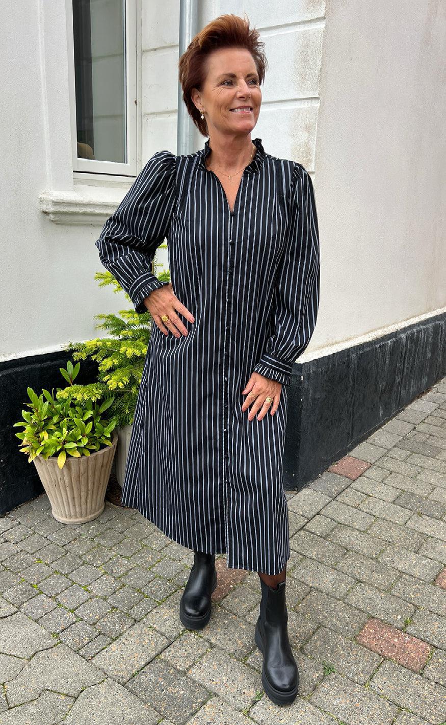 Say INA Copenhagen Kjole - Tiki - Black W. White Stripes - Image 4