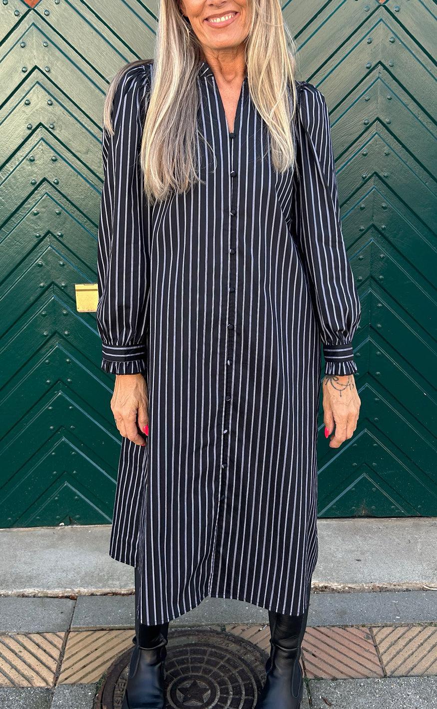Say INA Copenhagen Kjole - Tiki - Black W. White Stripes - Image 5