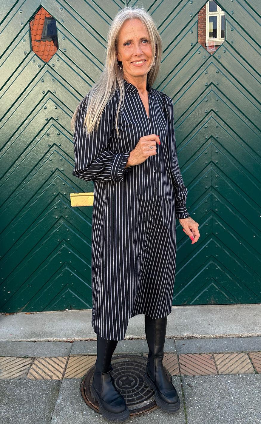 Say INA Copenhagen Kjole - Tiki - Black W. White Stripes - Image 7