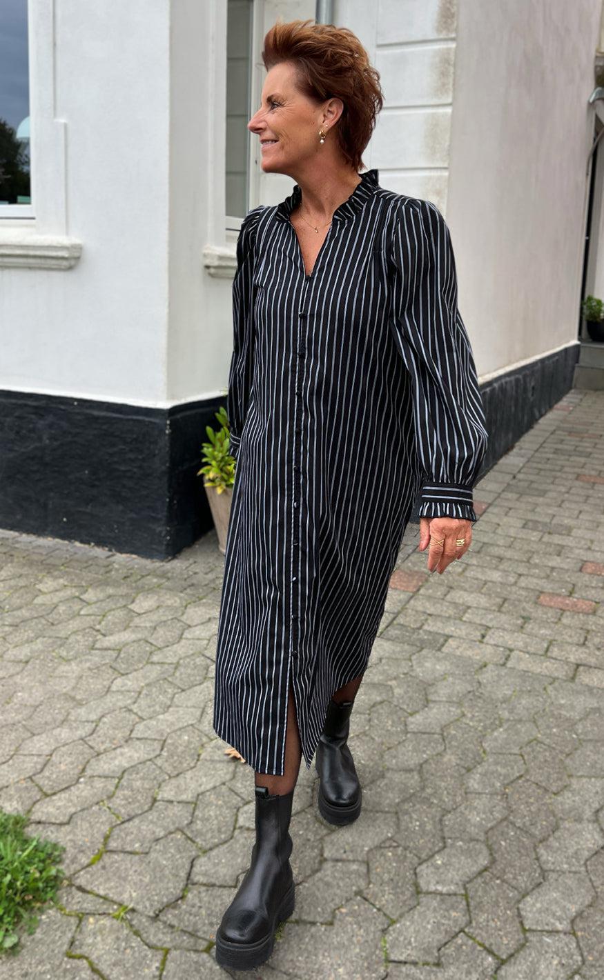 Say INA Copenhagen Kjole - Tiki - Black W. White Stripes - Image 8