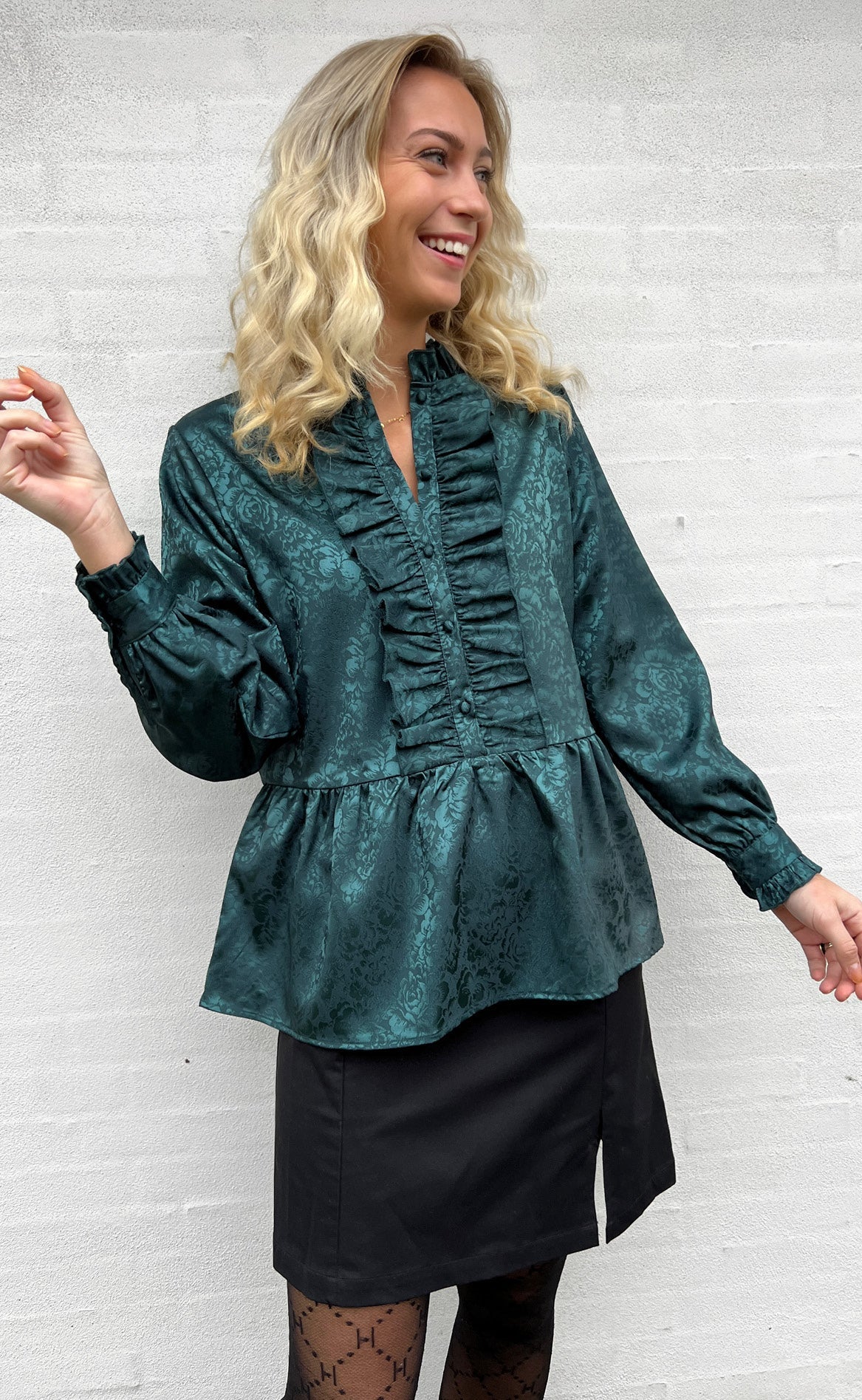 Say INA Copenhagen Skjorte - Evie - Dark Green Flower - Image 2