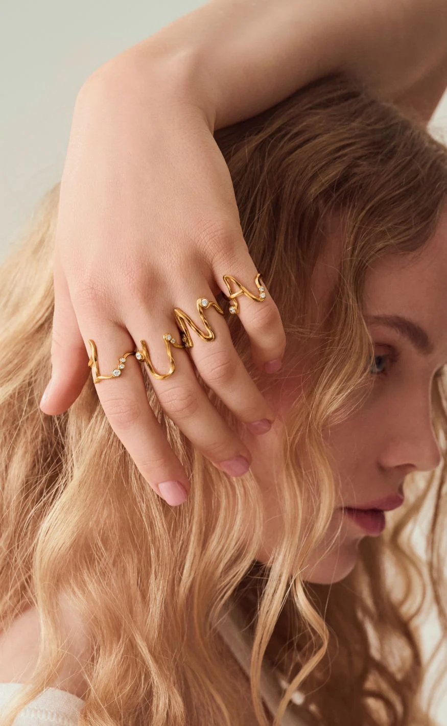 Maanesten Ring - L Alphabet - Gold Colour - Image 3