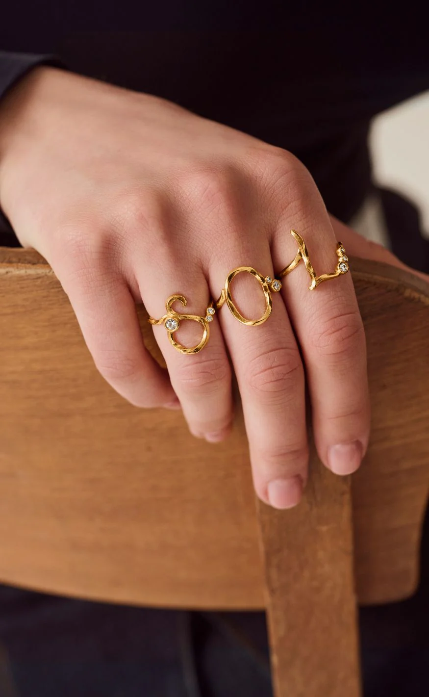 Maanesten Ring - L Alphabet - Gold Colour - Image 4