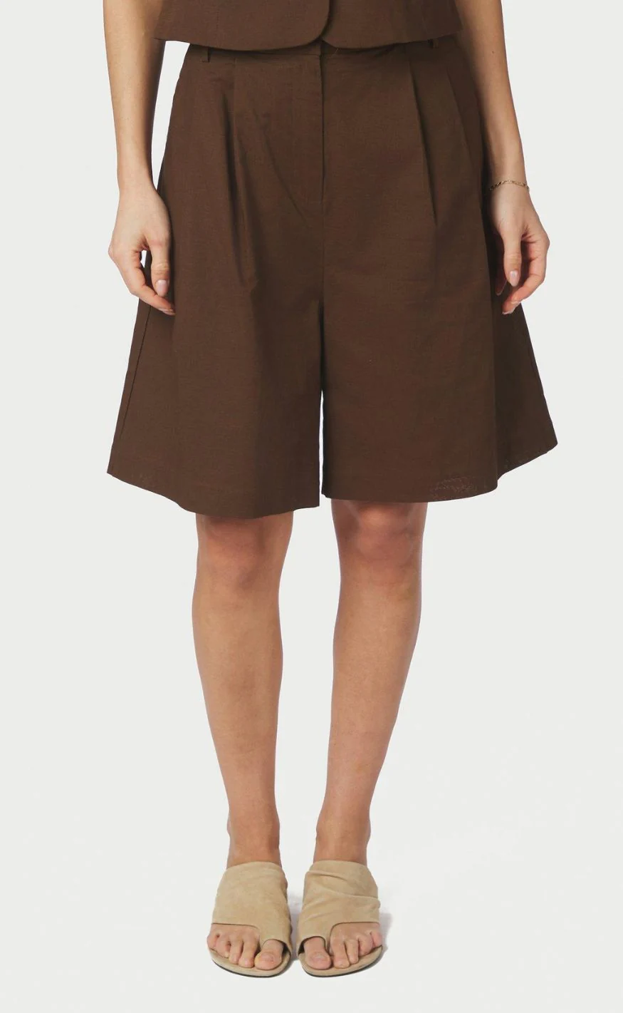 Neo Noir Shorts - Nika Linen - Dark Brown - Image 3