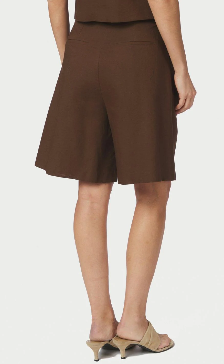 Neo Noir Shorts - Nika Linen - Dark Brown - Image 4