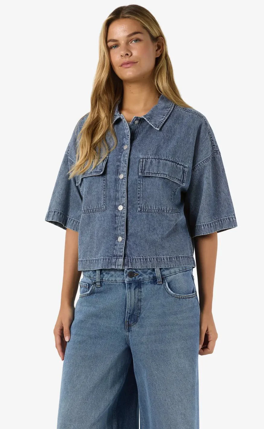 Noisy May Bluse - Menza Crop - Medium Blue Denim - Image 2