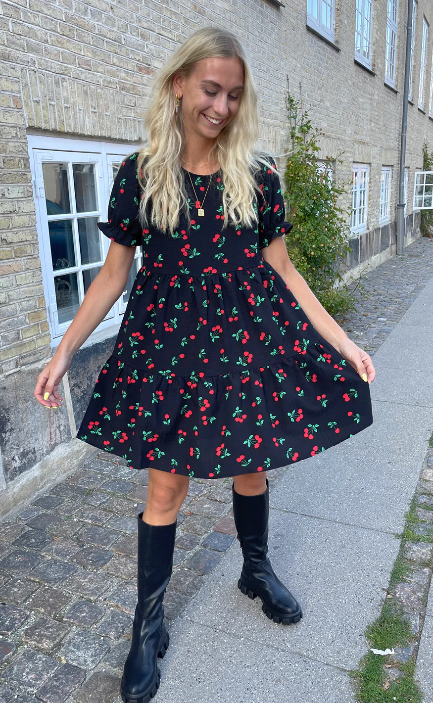 Say INA Copenhagen Kjole - Alma - Black W. Cherries - Image 10