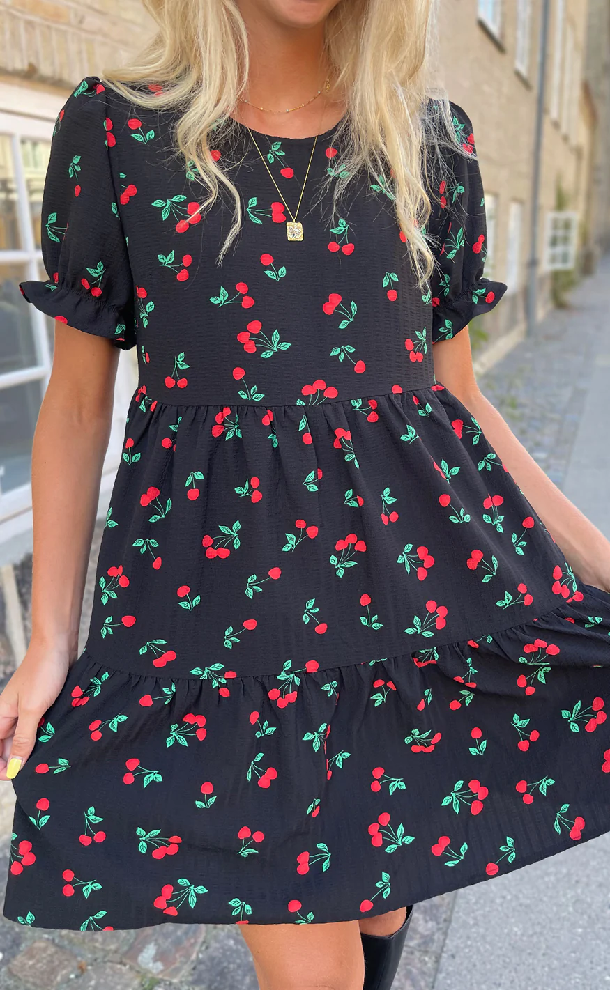 Say INA Copenhagen Kjole - Alma - Black W. Cherries - Image 3
