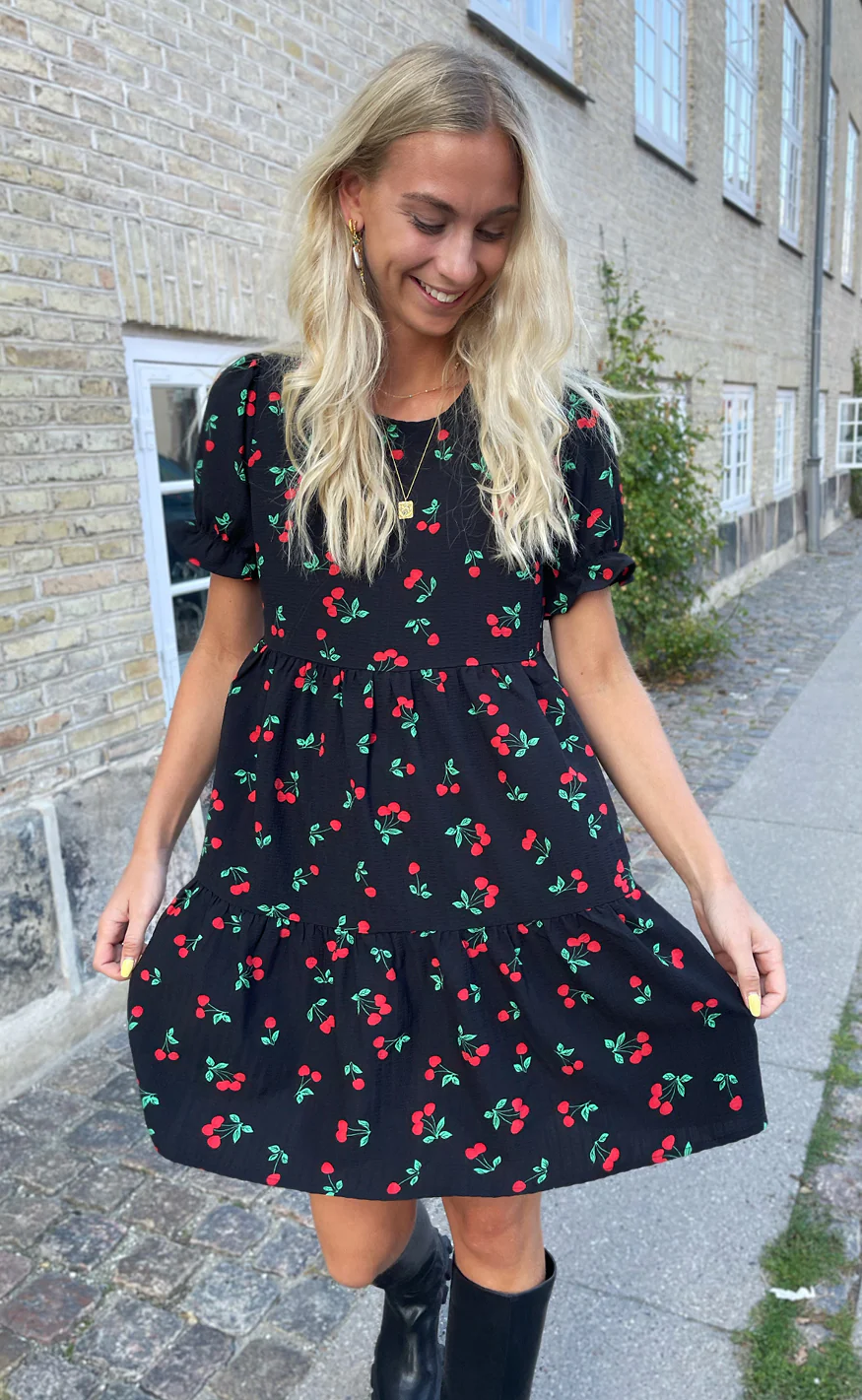 Say INA Copenhagen Kjole - Alma - Black W. Cherries - Image 5