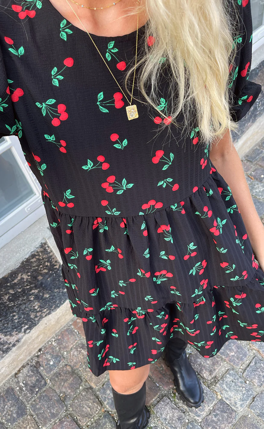 Say INA Copenhagen Kjole - Alma - Black W. Cherries - Image 6