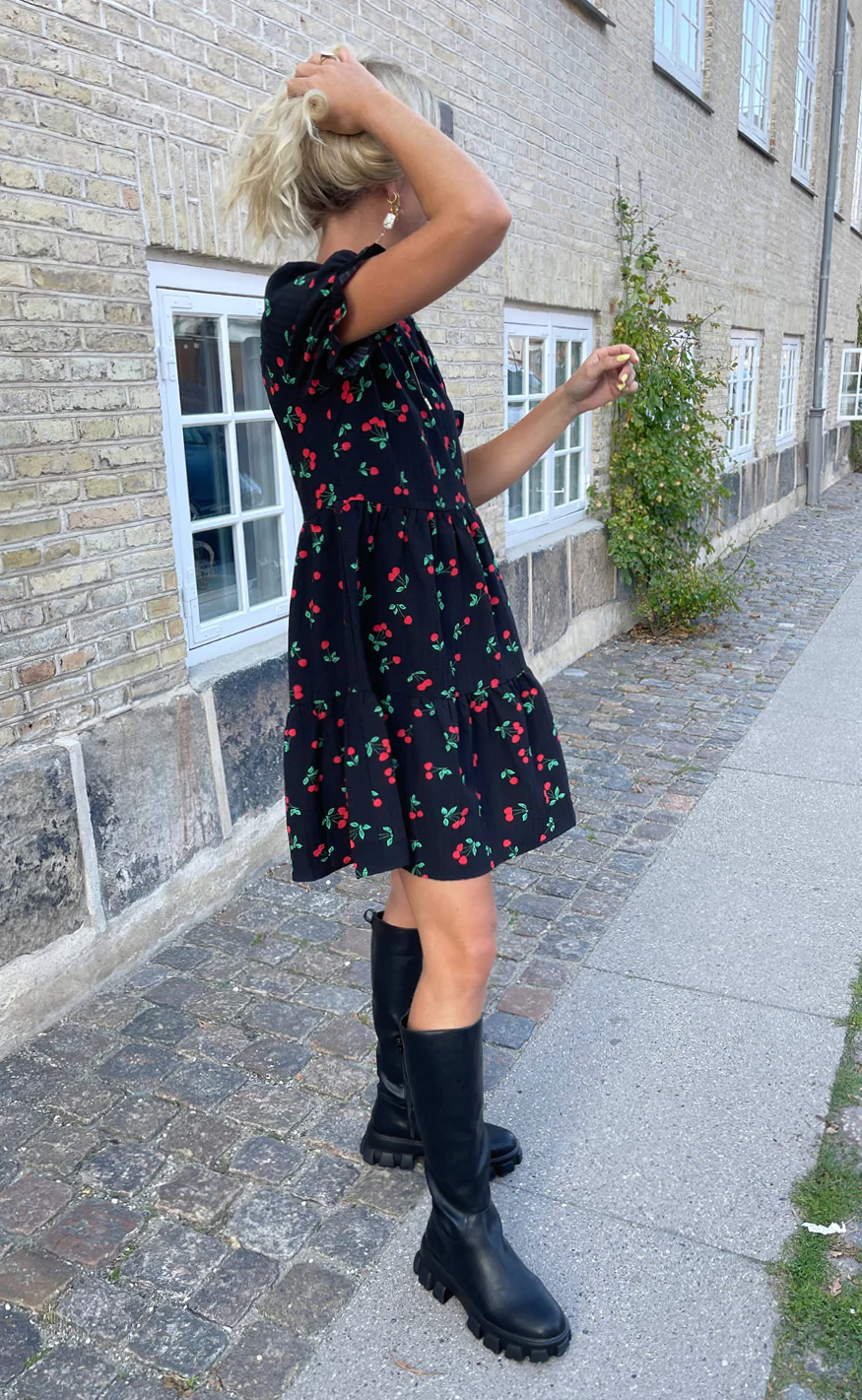 Say INA Copenhagen Kjole - Alma - Black W. Cherries - Image 7