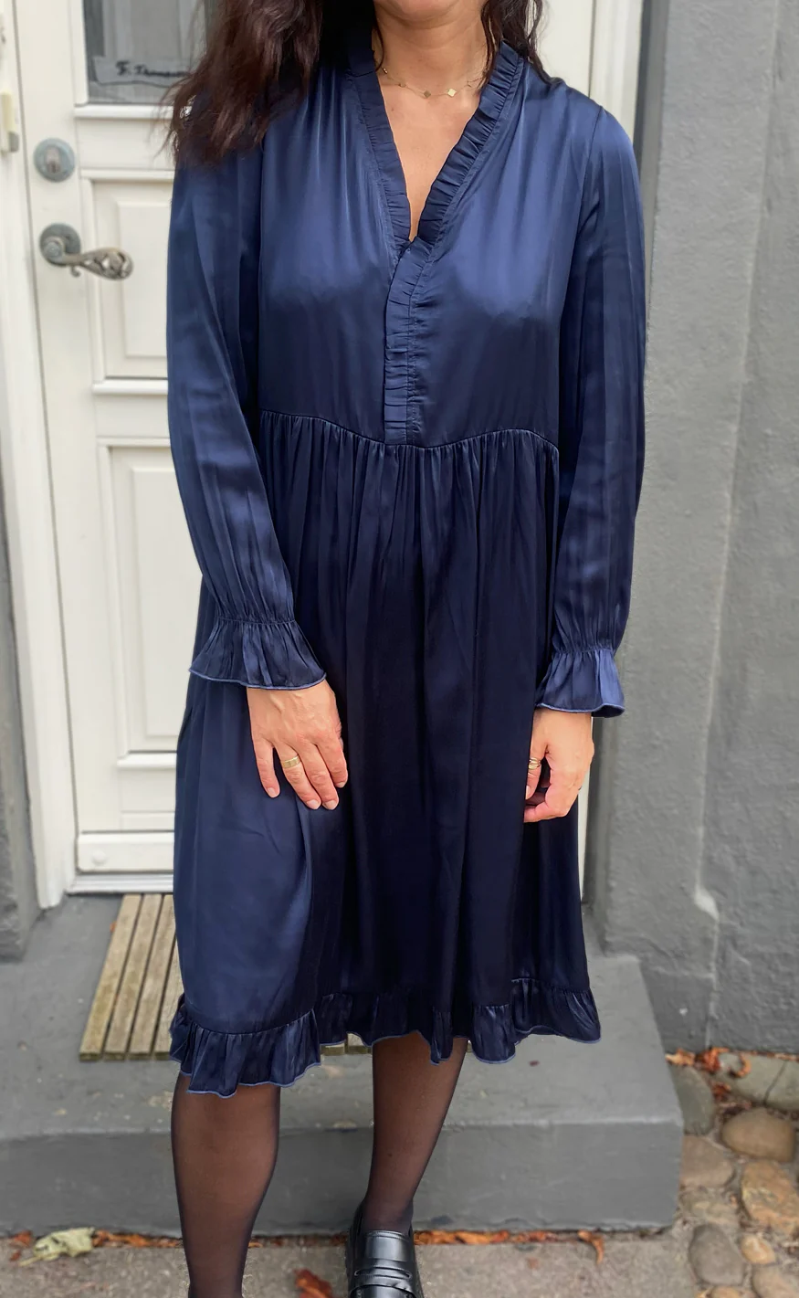 Say INA Copenhagen Kjole - Catja - Navy Blue Satin - Image 2