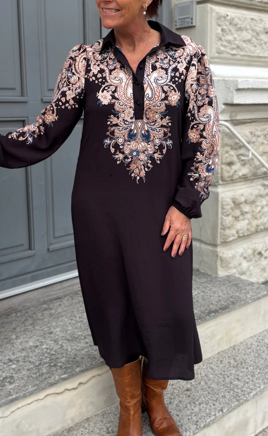 Say INA Copenhagen Kjole - Celeste LS - Black W. Paisley - Image 6